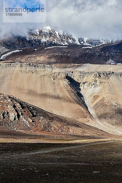 Himalayalandschaft in den Hiamalayas in der Nähe des Baralacha La-Passes. Himachal Pradesh  Indien  Asien