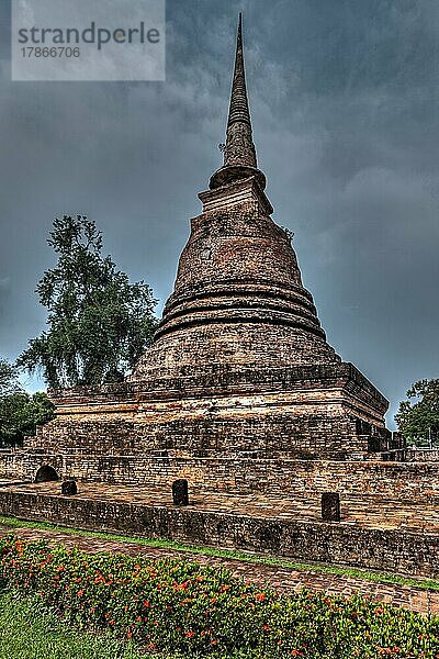Alter Chedi (buddhistischer Stupa) in Sukhothai  Thailand  Asien