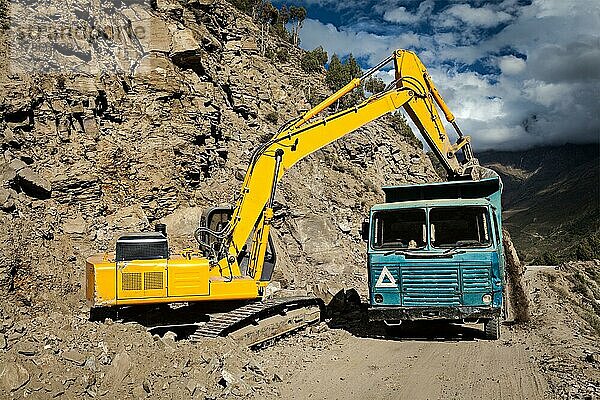 Straßenbau in den Bergen des Himalayas  Bagger und Lkw. Lahaul-Tal  Himachal Pradesh  Indien  Asien