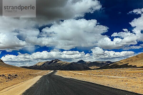 Reisen vorwärts Konzept Hintergrund  Straße auf Ebenen im Himalaya mit Bergen und dramatischen Wolken. Manali-Leh Straße  Ladakh  Jammu und Kaschmir  Indien  Asien