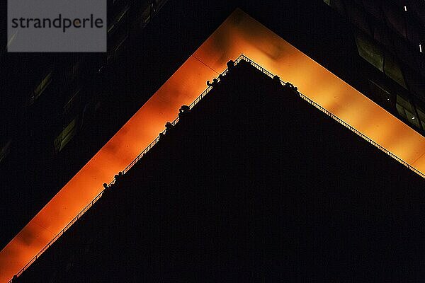 Aussichtsplattform Plaza mit Besuchern  Silhouetten in der Dunkelheit  orange beleuchtet  Elbphilharmonie am Abend  Blick von unten  Textfreiraum  Hamburg  Deutschland  Europa