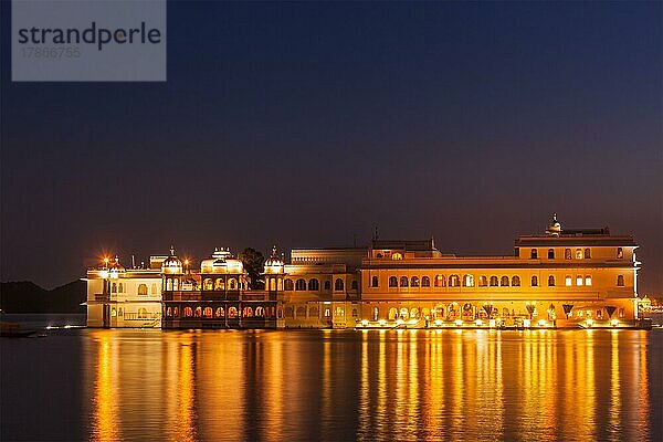 Romantischer Luxus-Indien-Reisetourismus  Lake Palace (Jag Niwas) Komplex am Pichola-See in der Dämmerung  Udaipur  Rajasthan  Indien  Asien