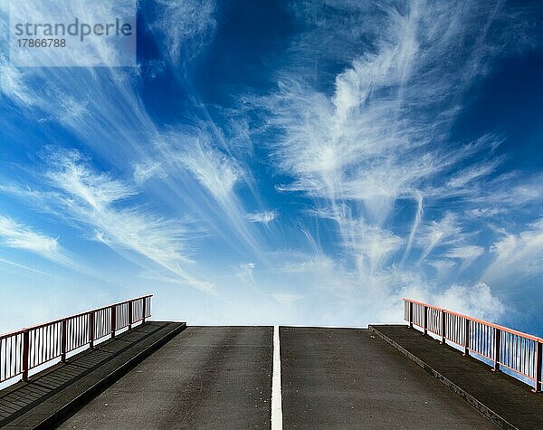 Asphaltstraße  die in den Himmel mit Wolken führt