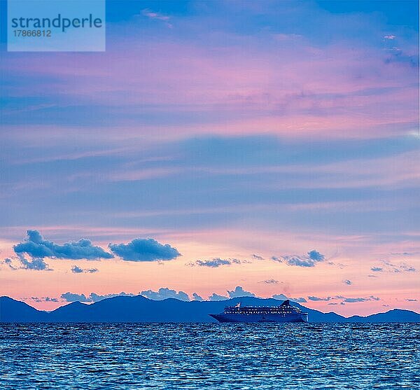 Urlaub Kreuzfahrt Hintergrund  Sonnenuntergang Meer mit Kreuzfahrtschiff. Andamanisches Meer  Thailand  Asien