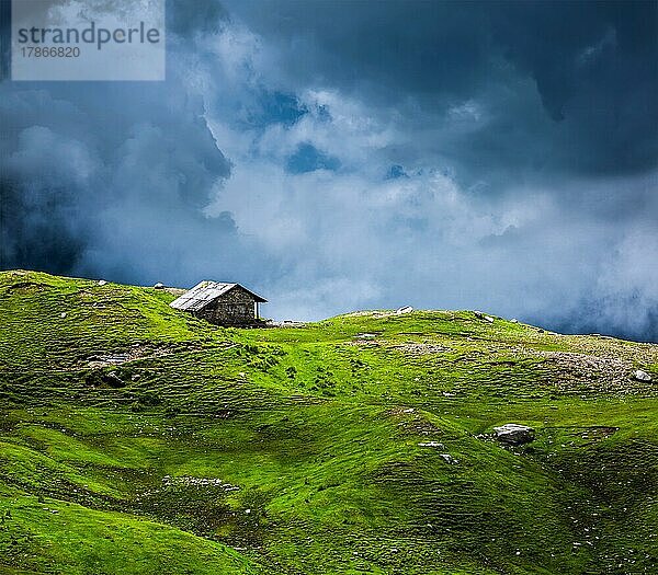 Gelassenheit heitere einsame Landschaft Hintergrund Konzept  Haus in den Hügeln in mountins auf alpine Wiese in Wolken