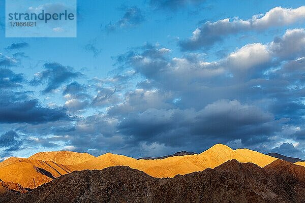 Himalaya-Gebirge bei Sonnenuntergang. Ladakh  Jammu und Kaschmir  Indien  Asien