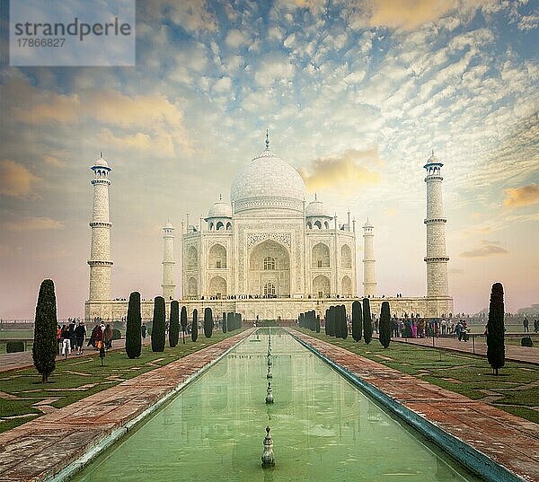 Taj Mahal auf Sonnenaufgang Sonnenuntergang  indisches Symbol  Indien Reise Hintergrund. Agra  Uttar Pradesh  Indien  Asien