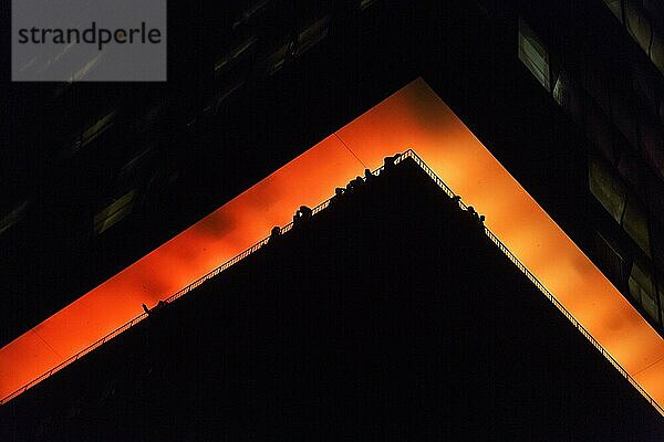 Aussichtsplattform Plaza mit Besuchern  Silhouetten in der Dunkelheit  orange beleuchtet  Elbphilharmonie am Abend  Blick von unten  Textfreiraum  Hamburg  Deutschland  Europa