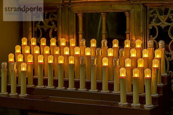 Opferkerzen in einer Kirche  Palermo  Sizilien  Italien  Europa