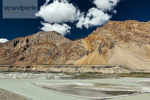 Himalayalandschaft in den Hiamalayas in der Nähe des Baralacha La-Passes. Himachal Pradesh  Indien  Asien