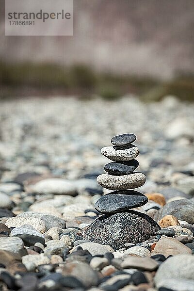 Zen ausgeglichene Steine stapeln Nahaufnahme Gleichgewicht Frieden Stille Konzept