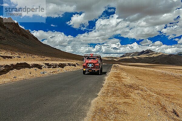 Straße Manali-Leh im indischen Himalaya mit Lastwagen. Weitere Ebenen  Ladakh  Indien  Asien