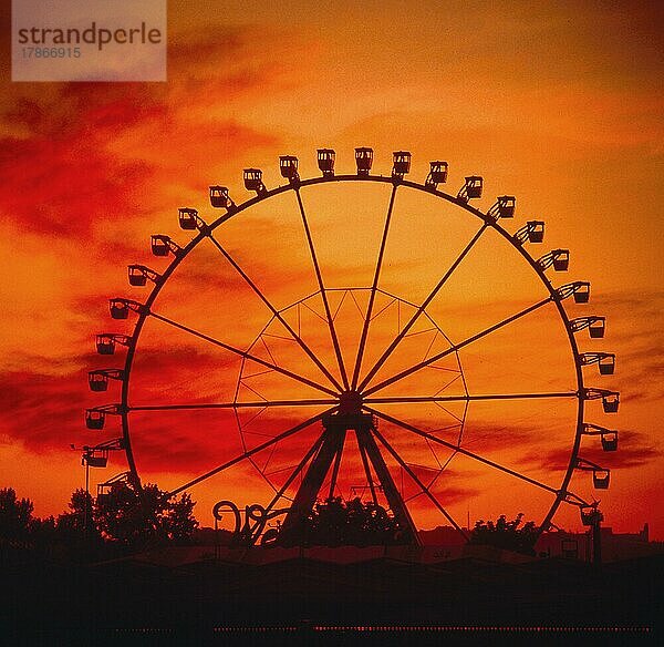 Riesenrad im Sonnenuntergang beim Canstatter Wasen  Oktoberfest Volksfest in Stuttgart Baden-Württemberg Deutschland  Big dipper in the sundown with the Canstatter Wasen  October party Public festival in Stuttgart Baden-Wurttemberg Germany