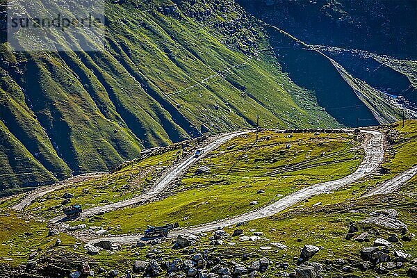Straße im Himalaya. Rohtang La-Pass  Lahaul-Tal  Himachal Pradesh  Indien  Asien