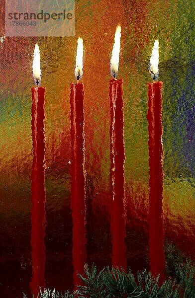 4 vier brennende Kerzen am Adventskranz  Weihnachtszeit  Advent  4 four burning candles in the Advent wreath  yule tide