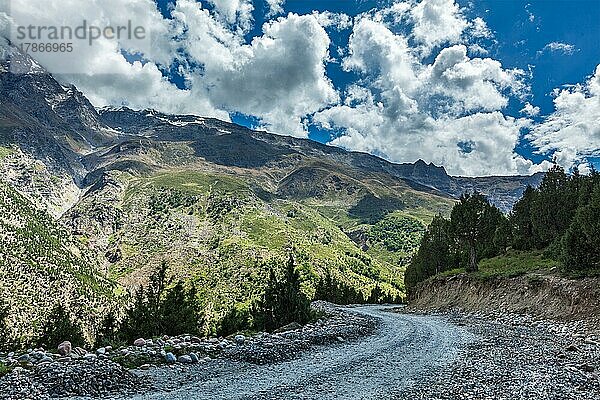 Straße im Himalaya. Lahaul-Tal  Himachal Pradesh  Indien  Asien