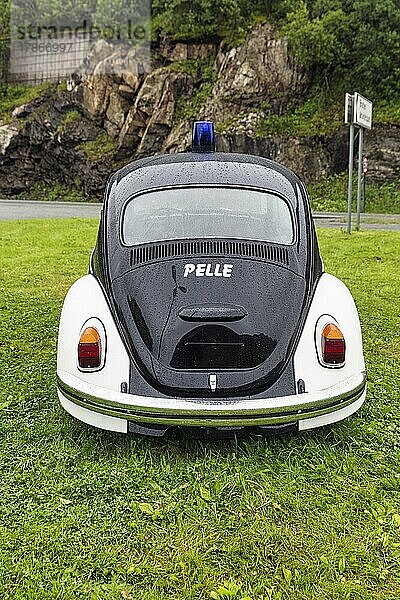 Schwarzweißer Polizei Streifenwagen Pelle  VW Käfer  Oldtimer von 1965 mit Blaulicht  steht auf einer Wiese  Bodø  Bodo  Nordland  Norwegen  Europa