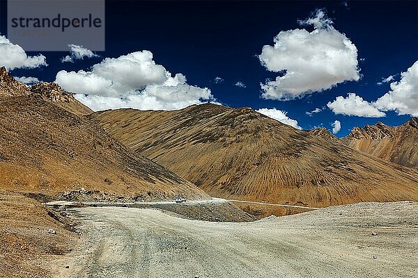 Manali-Leh Straße nach Ladakh im indischen Himalaya mit Auto. Ladakh  Indien  Asien