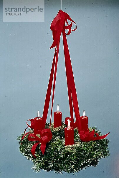 Adventskranz mit 4 vier brennenden Kerzen  Freisteller  Weihnachtszeit  Advent  Advent wreath with 4 four burning candles  free plate  yule tide