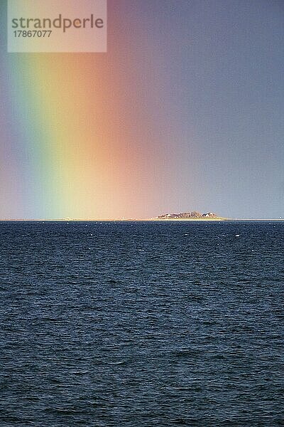 Blick auf das Meer am Abend  Regenbogen über Hallig Langeneß  Wyk auf Föhr  Insel Föhr  Nordfriesland  Nordsee  Schleswig-Holstein  Deutschland  Europa