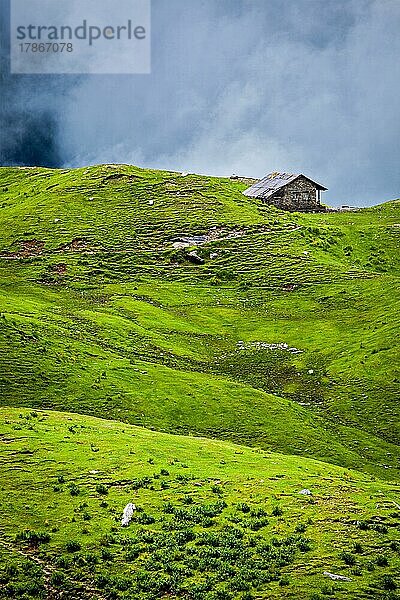 Gelassenheit heitere einsame Landschaft Hintergrund Konzept  Haus in den Hügeln in mountins auf alpine Wiese in Wolken