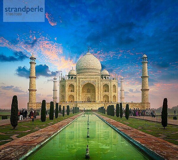 Taj Mahal auf Sonnenaufgang Sonnenuntergang  indisches Symbol  Indien Reise Hintergrund. Agra  Uttar Pradesh  Indien  Asien