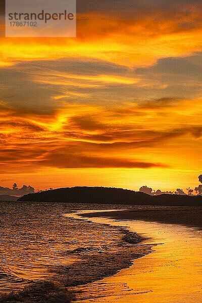 Tropcal Strand Sonnenuntergang. Andamanisches Meer  Krabi  Thailand  Asien