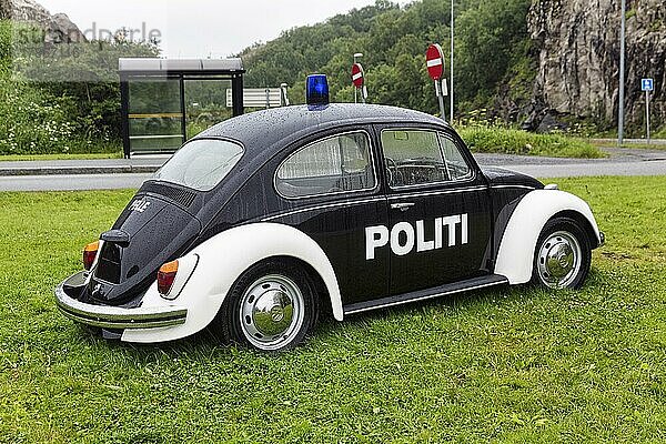 Schwarzweißer Polizei Streifenwagen mit Schriftzug Politi  VW Käfer  Oldtimer von 1965 mit Blaulicht  steht auf einer Wiese  Bodø  Bodo  Nordland  Norwegen  Europa