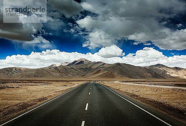 Reisen vorwärts Konzept Hintergrund  Straße auf Ebenen im Himalaya mit Bergen und dramatischen Wolken. Manali-Leh Straße  Ladakh  Jammu und Kaschmir  Indien  Asien
