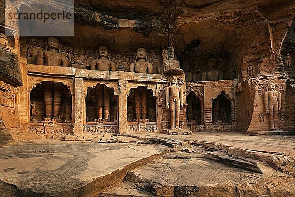 In Felsen gehauene Statuen von Jain Thirthankaras in Felsnischen in der Nähe des Forts von Gwalior. Gwalior  Madhya Pradesh  Indien  Asien