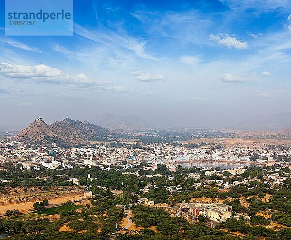 Heilige Stadt Pushkar Luftaufnahme vom Savitri-Tempel. Rajasthan  Indien  Asien