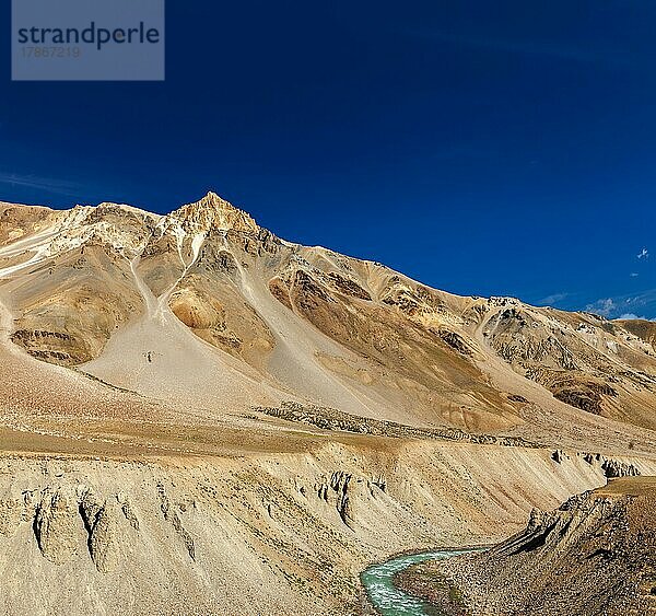 Himalayalandschaft in den Hiamalayas in der Nähe des Baralacha La-Passes. Himachal Pradesh  Indien  Asien