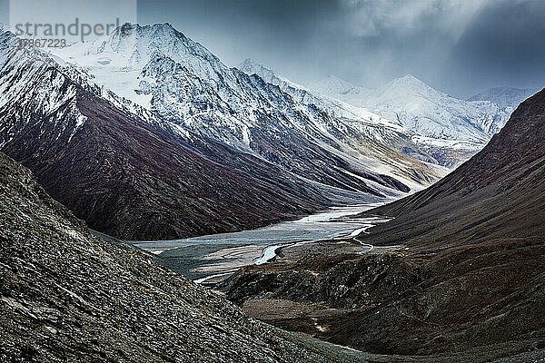 Schwere Berge  Spiti-Tal  Fluss  Straße im Himalaya. Himachal Pradesh  Indien  Asien