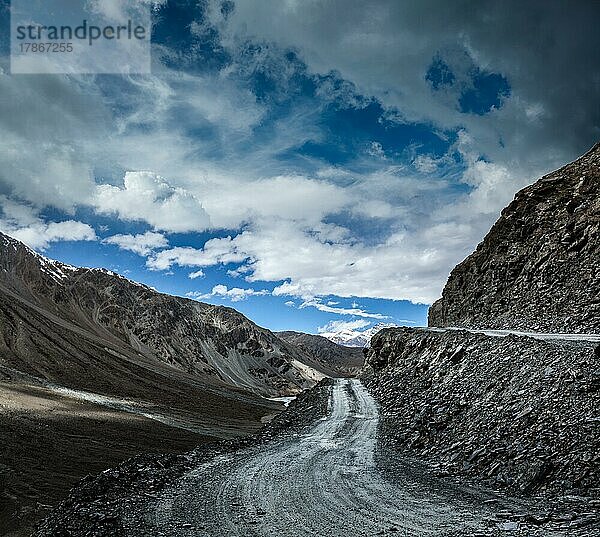 Schotterstraße in den strengen  unbesiedelten Himalayas. Spiti-Tal  Himachal Pradesh  Indien  Asien