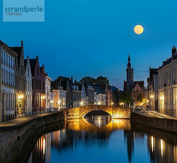 Europäische mittelalterliche Nacht Stadtansicht Hintergrund  Brügge (Brugge) Kanal am Abend  Belgien  Europa