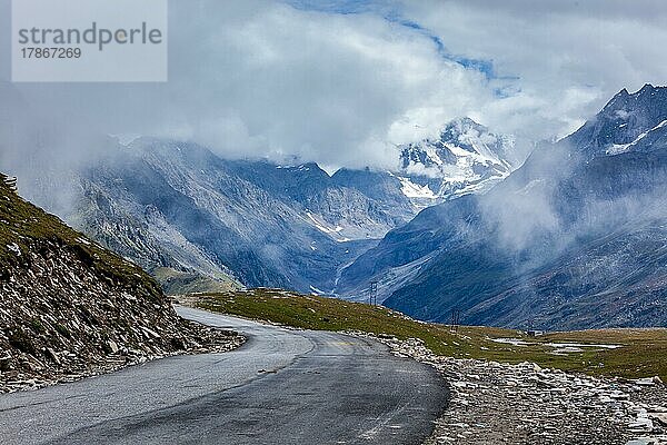 Straße im Himalaya. Rohtang La Pass  Himachal Pradesh  Indien  Asien