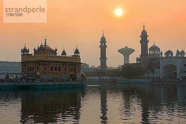 Sikh-Gurdwara Golden Temple (Harmandir Sahib) bei Sonnenaufgang. Amritsar  Punjab  Indien  Asien