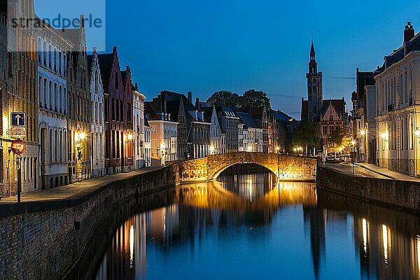 Kanal von Brügge (Brugge) am Abend  Belgien  Europa