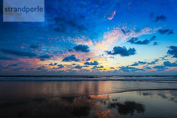 Tropischer Urlaub Konzept  Sonnenuntergang am idyllischen Strand. Baga  Goa  Indien  Asien