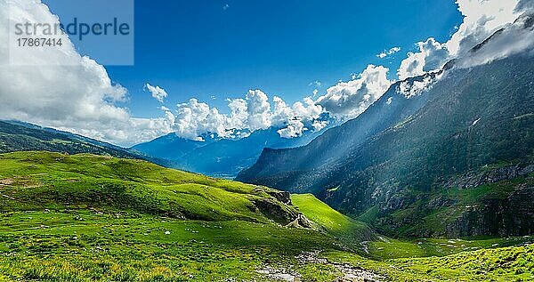 Friedliche Bergwiese Bergpanorama im Himalaya mit Sonnenstrahlen