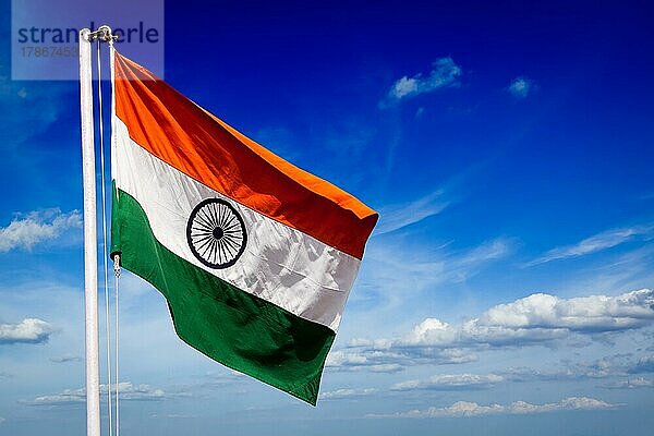 Indien indische Flagge in blauem Himmel
