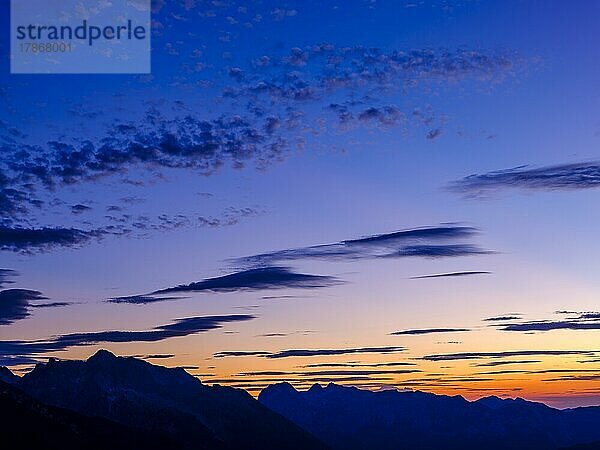 Silhouette von Hochkalter und Reiteralpe  darüber Wolken im Abendlicht  Berchtesgadener Alpen  Nationalpark Berchtesgaden  Schönau am Königssee  Berchtesgadener Land  Bayern  Deutschland  Europa