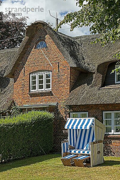 Reetdachhaus  Strandkorb  Nieblum  Insel Föhr  Nordfriesland  Schleswig-Holstein  Deutschland  Europa