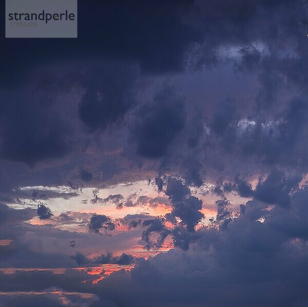 Abendwolken vor einem Gewitter  Bayern  Deutschland  Europa