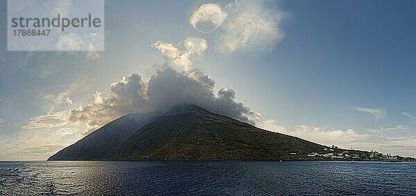 Vulkan und Insel Stromboli mit den kleinen Fischerdorf San Vincenzo mit einem kreisrunden Rauchring  Stromboli  Kalabrien  Italien  Europa