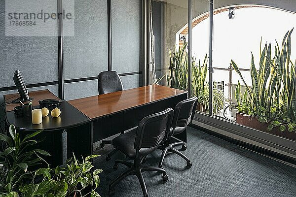 Leeres Büro im klassischen Stil mit einem großen Schreibtisch und einem großen Fenster