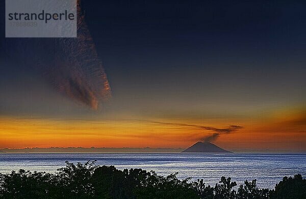 Vulkan Strompoli mit Rauchschwaden bei Sonnenuntergang  Capo Vaticano  Kalabrien  Italien  Europa