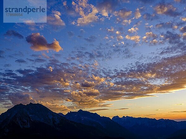Silhouette von Watzmann  Hochkalter und Reiteralpe  darüber Cumuluswolken im Abendlicht  Berchtesgadener Alpen  Nationalpark Berchtesgaden  Schönau am Königssee  Berchtesgadener Land  Bayern  Deutschland  Europa