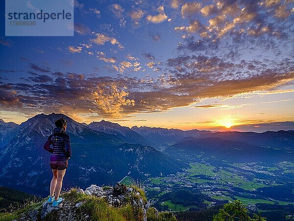 Bergsteigerin blickt auf Sonnenuntergang  hinten Watzmann  Hochkalter und Reiteralpe  Berchtesgadener Alpen  Nationalpark Berchtesgaden  Schönau am Königssee  Berchtesgadener Land  Bayern  Deutschland  Europa