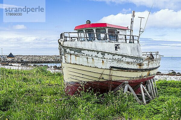 Altes Fischerboot am Strand von Bleik  Andoya  Insel Vestralen  Provinz Nordmark  Norwegen  Europa